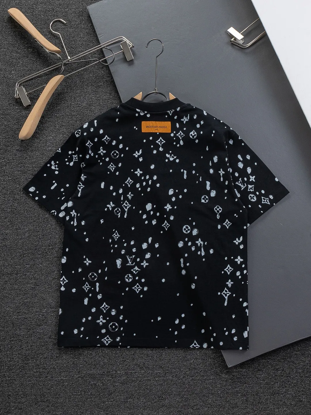 🅿️200 Louis Vuitton 1V LV lv slightly wide version S-XL LV 26ss new products are available at counters simultaneously. Multiple craftsmanship. Gold thread jacquard checkerboard letters on the chest🪡 embroidery. Round neck short-sleeved T-shirt, same style for men and women! Consigned to one-to-one creation. Synchronized with the official website, pure cotton fabrics at the counter! It is close to the skin and comfortable, durable and easy to wear. It has a classic and simple logo design and meticulous original craftsmanship. Short-sleeves, a must-have item for men, do not appear to be the same for the general public, but must be unique and eye-catching. This LV short-sleeve is all about quality, comfort, the same shape and fashion as always, including fabrics and cutting techniques. All of them have been made with great effort! 320 grams of washed pure cotton fabric, pure cotton is breathable, very refreshing and comfortable for daily wear. The rib knitting on the neckline is smooth and tight, and the neckline will not be skewed if you toss it at will. The loose version, you will find that it looks really good on the upper body. The overall is minimalist and neat, super versatile for daily use! Pair it casually with a pair of pants for a youthful look. A T-shirt will make your outfit crazy. It is a fashionable item that can never go wrong! Color: Black White Size: S-XL Size chart: S: Shoulder width 50-Bust 56-Length 70 M: Shoulder width 52-Bust 57-Length 72 L: Shoulder width 54-Bust 59-Length 74 XL: Shoulder width 56-Bust 62-Length 76